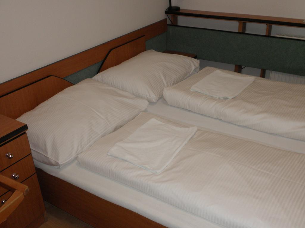 Hotel Le Cafe Pohořelice Zimmer foto